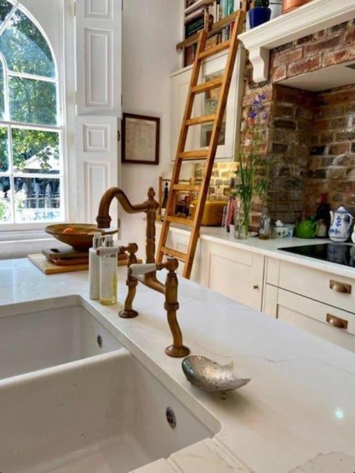 Gorgeous Grade II Listed Georgian House - Leafy Square Views - Central London