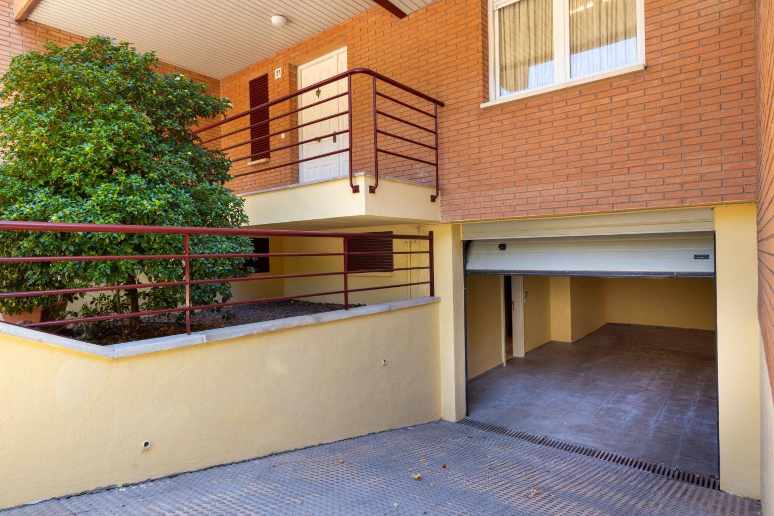 CASA CON PISCINA EN EL CENTRO view 3