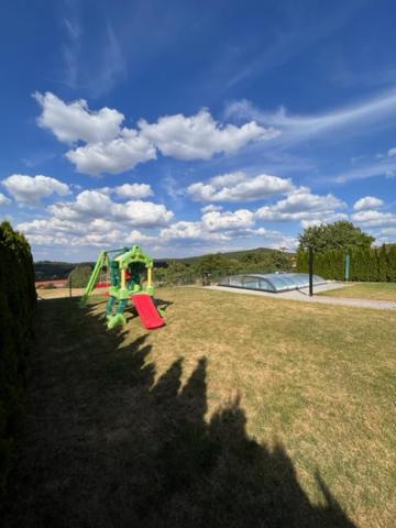 Vila v Brdech s bazénem, infra saunou a vybavením