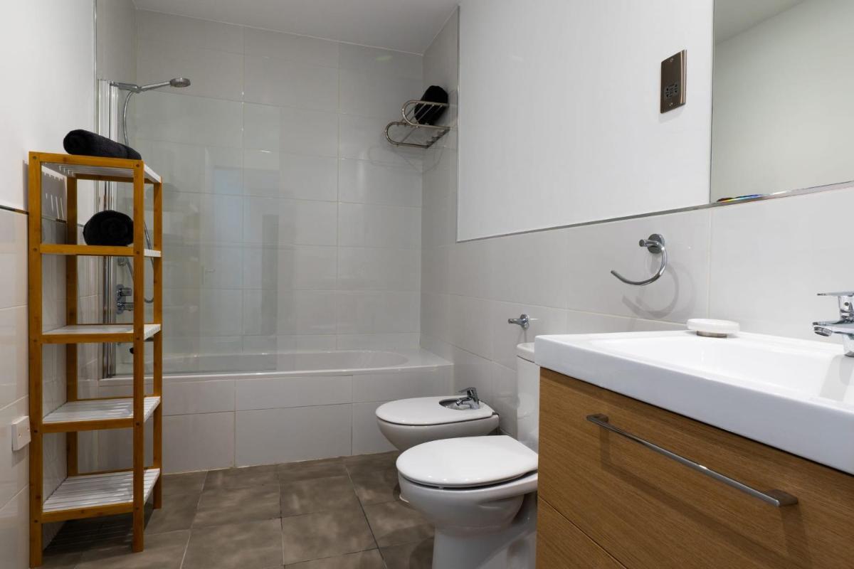 DOWNTOWN Suite-Hosted by Sweetstay view 5