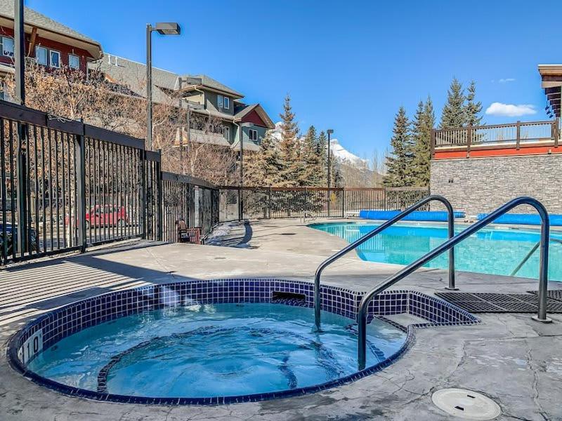 Spacious King Bed with Pool & Hot Tubs
