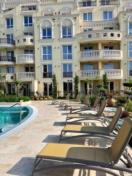 Sunny apartment in Bellicity complex
