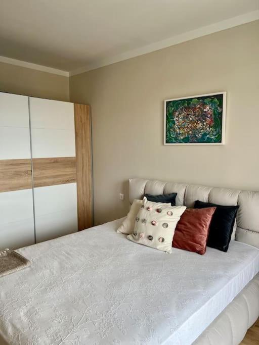 Sunny apartment in Bellicity complex
