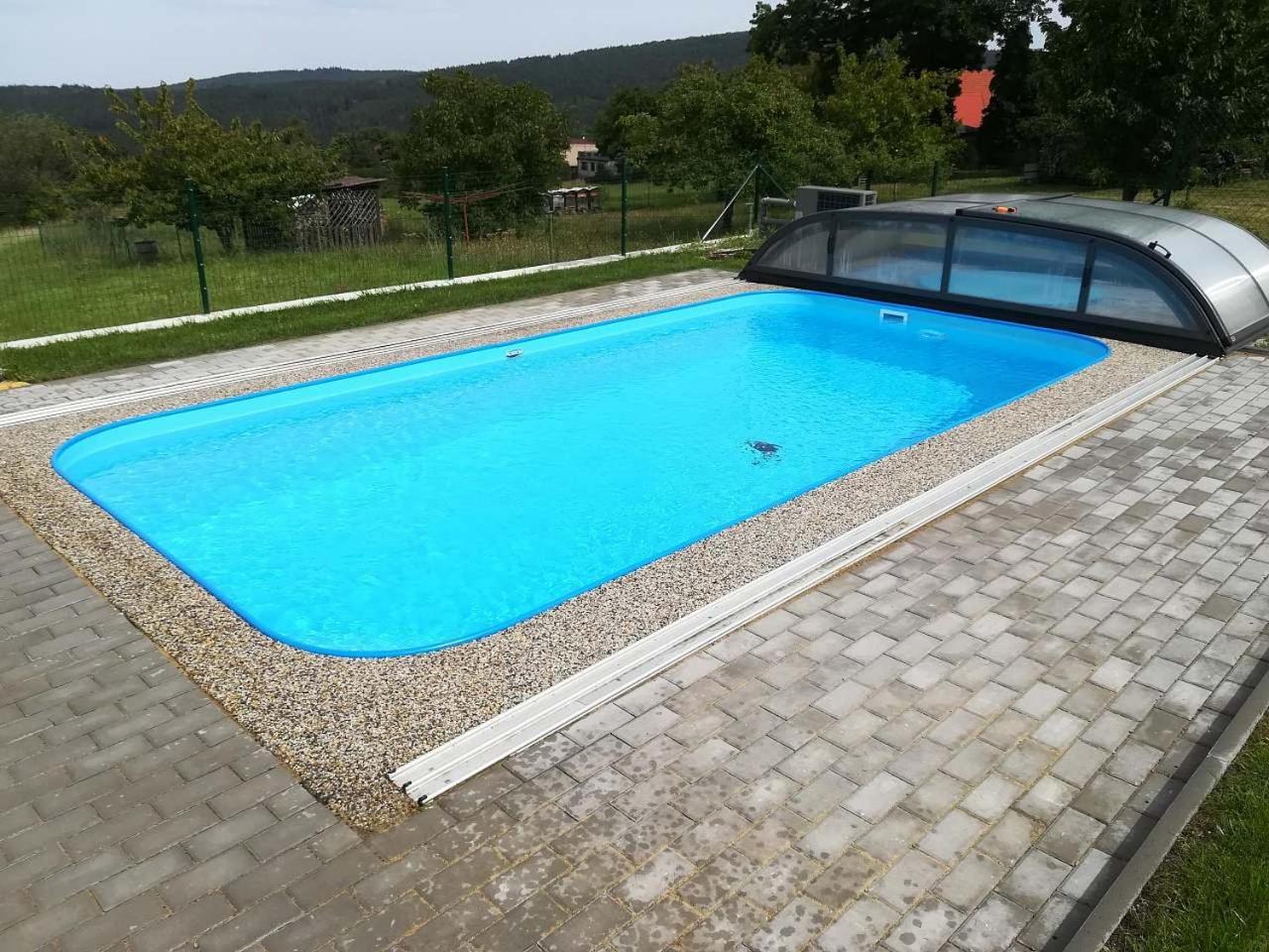 Vila v Brdech s bazénem, infra saunou a vybavením