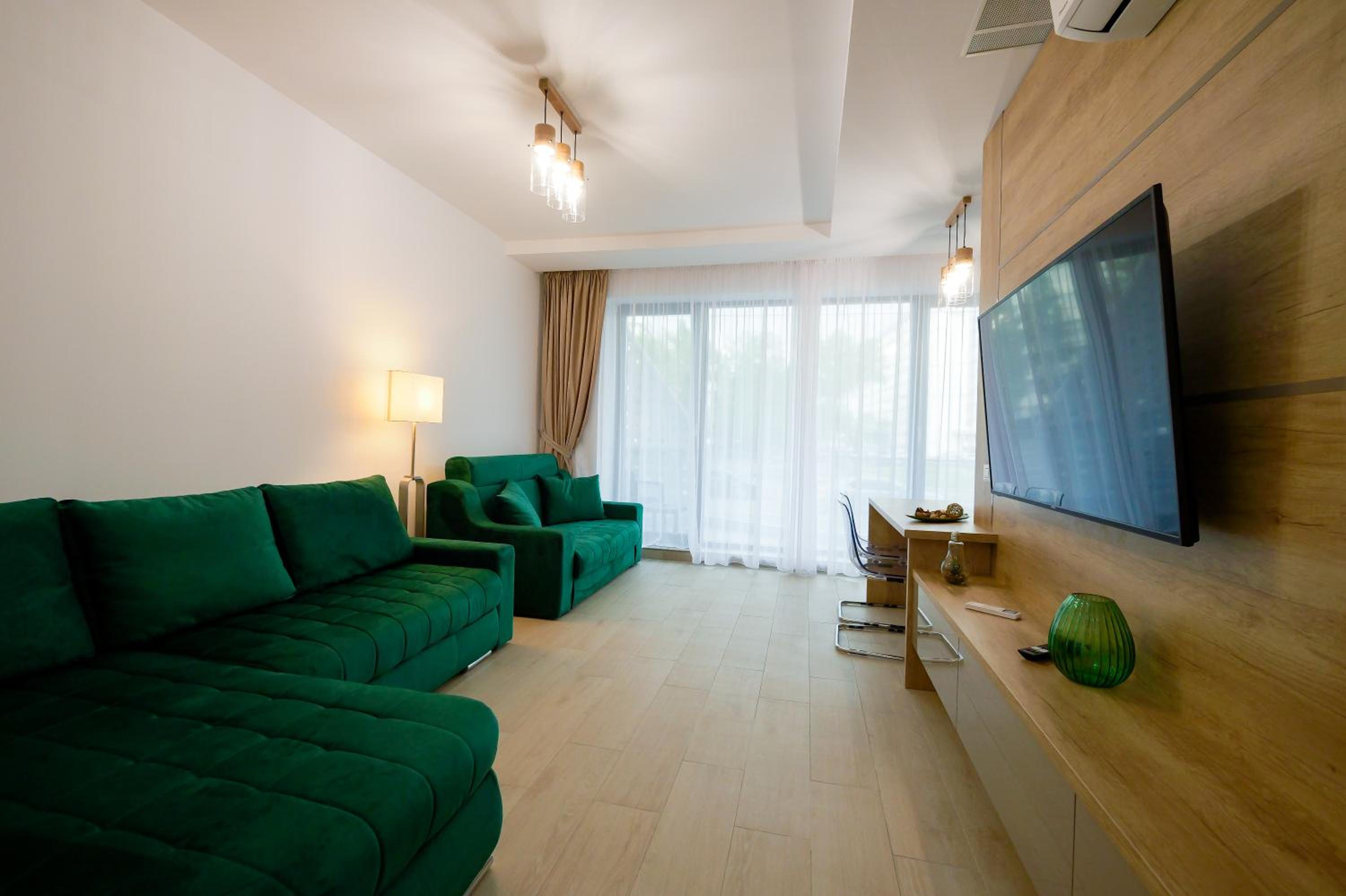 Green Luxury Apartment Lake On view 3