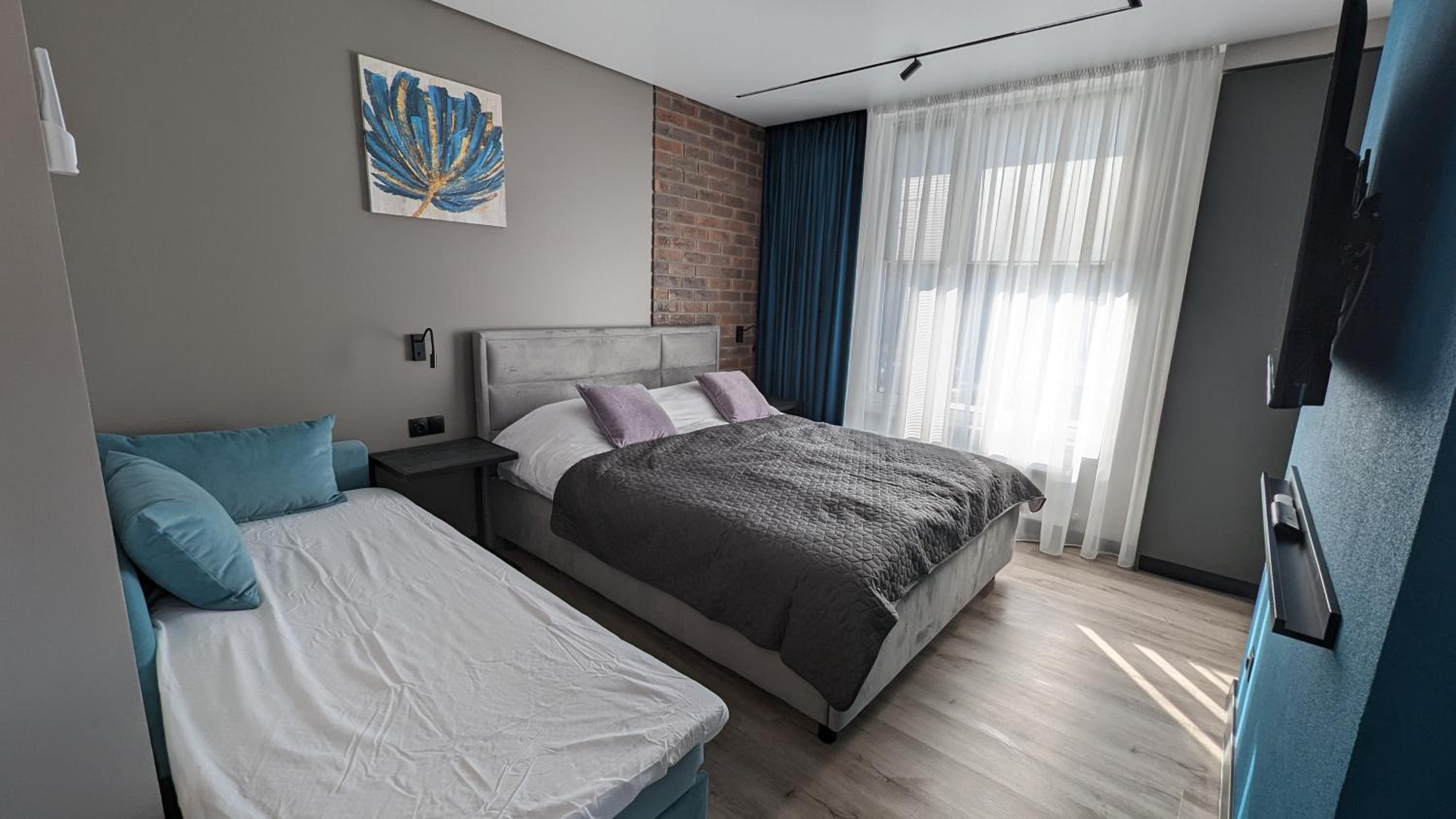 AVENUE APARTMENTS