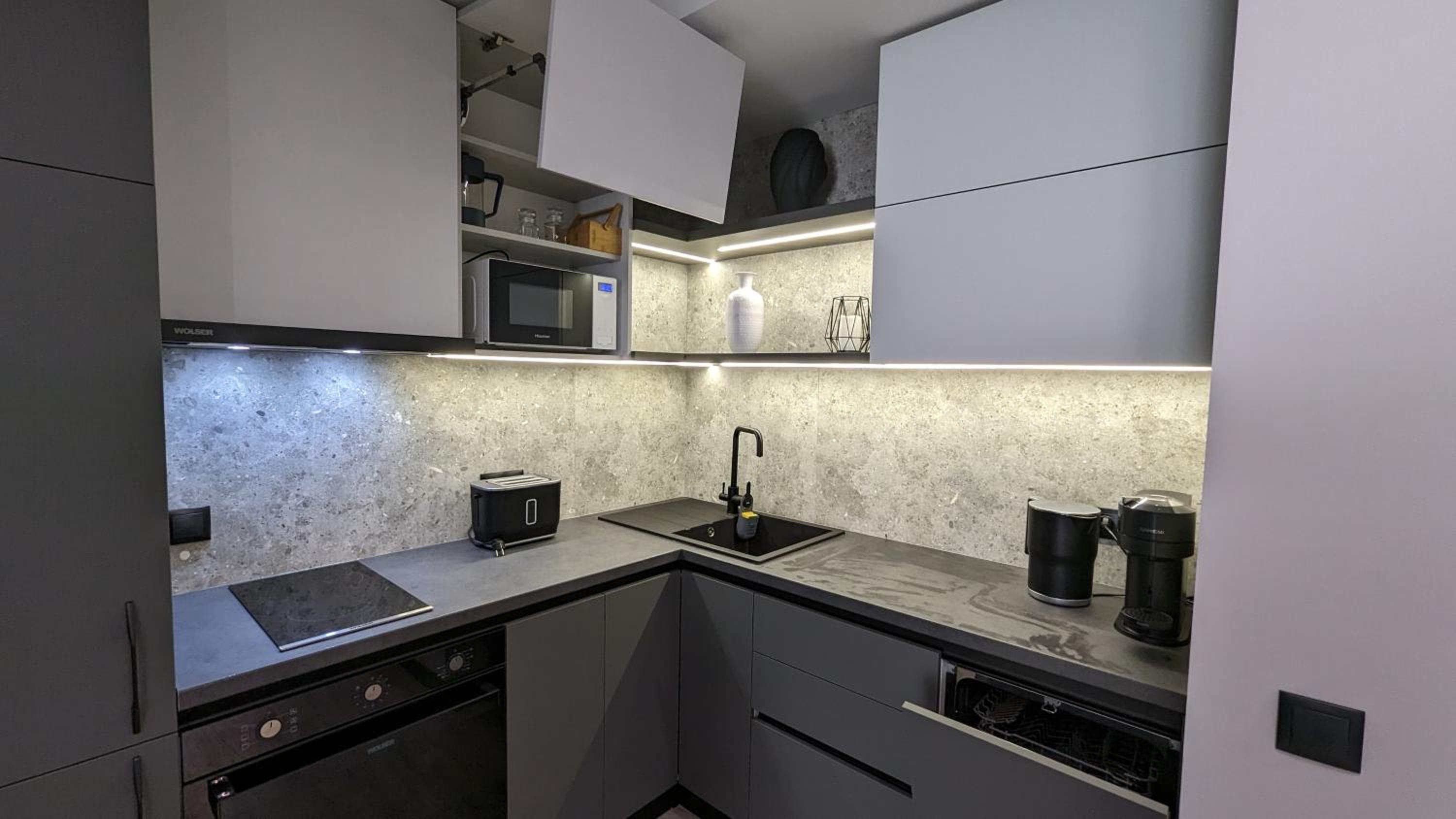 AVENUE APARTMENTS