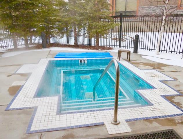 Spacious King Bed with Pool & Hot Tubs