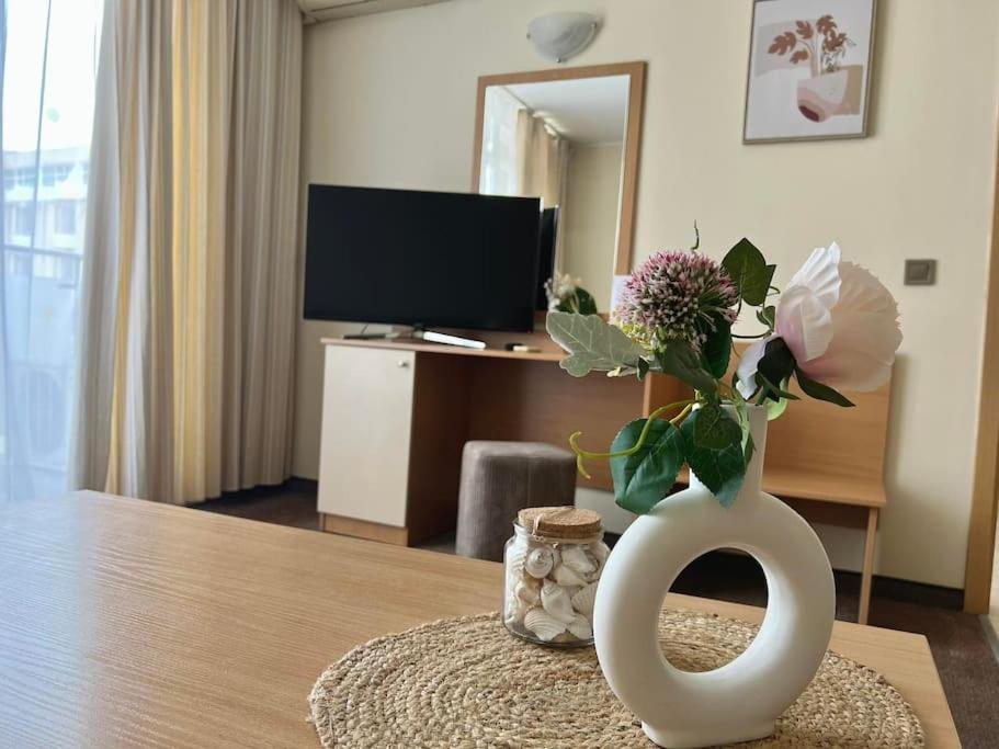 Suzi's Summer Apartment