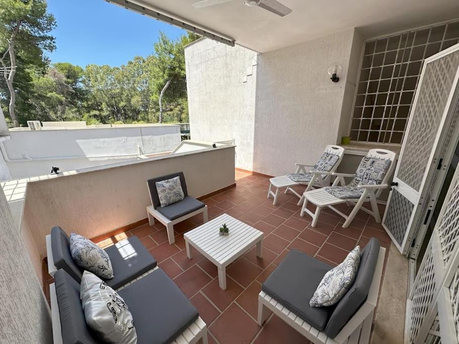 Casa con piscina, tennis e parco condominiali