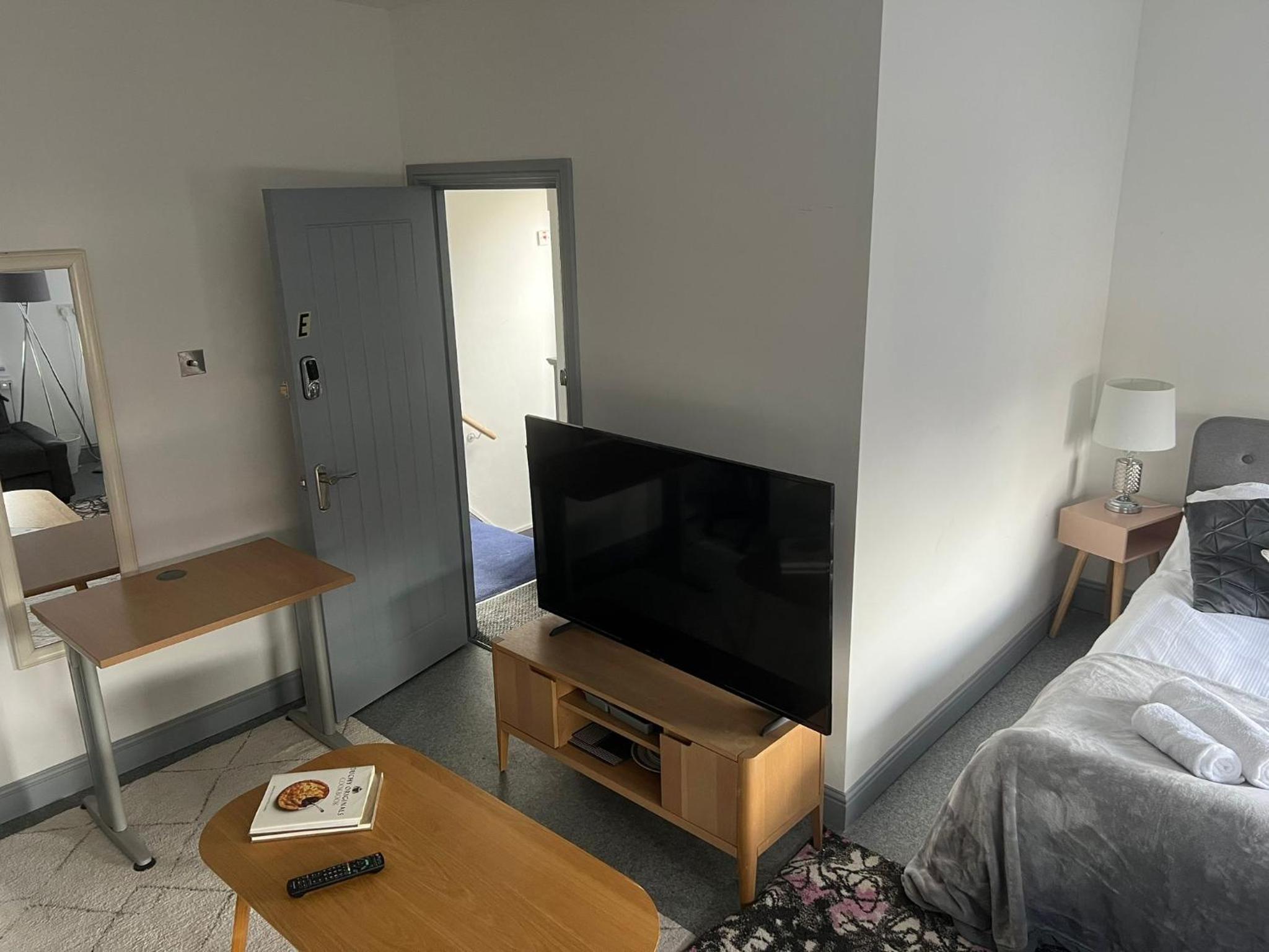 E - Comfortable apartment Shared bathroom - Image 2