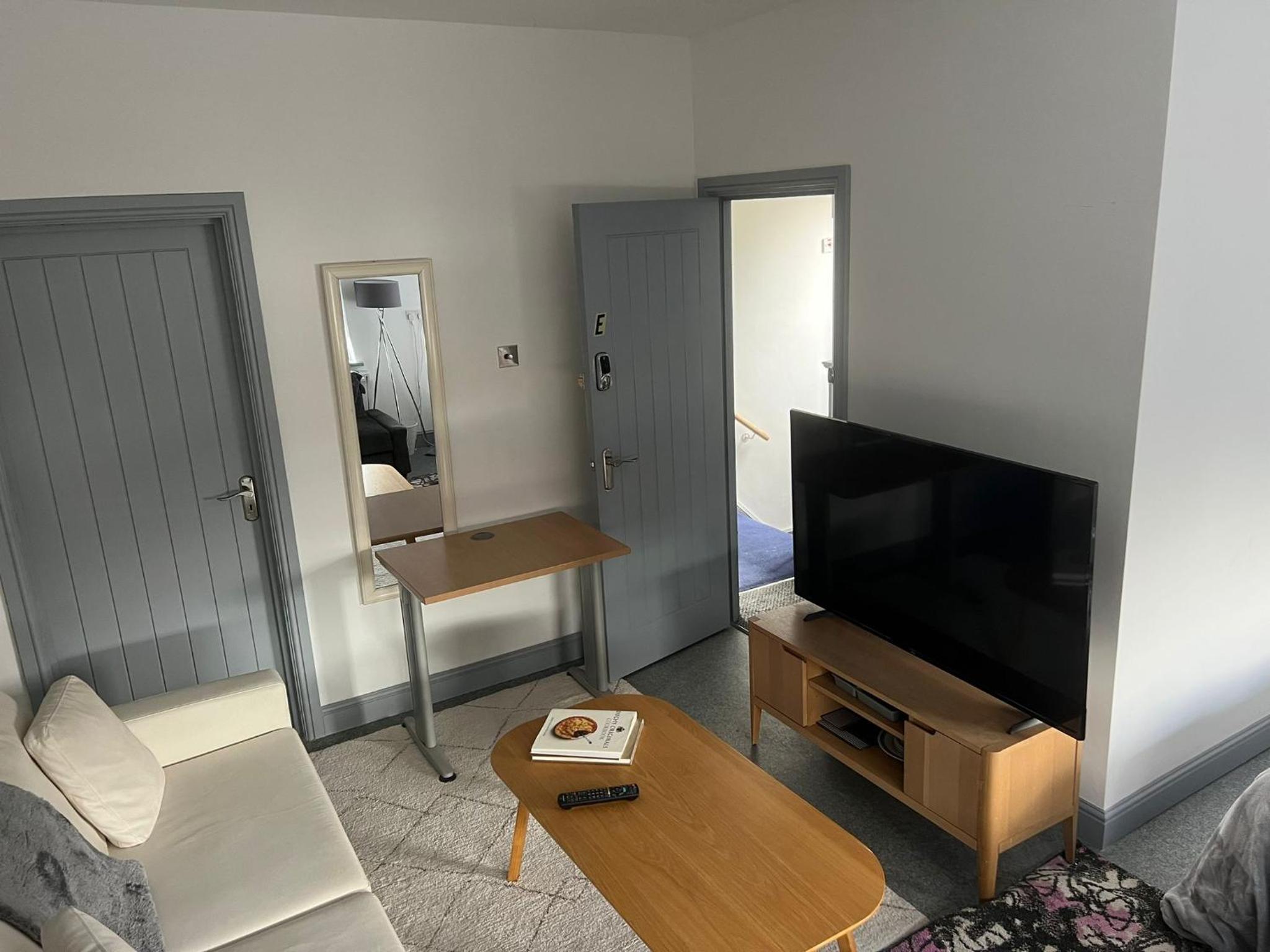 E - Comfortable apartment Shared bathroom - Image 5