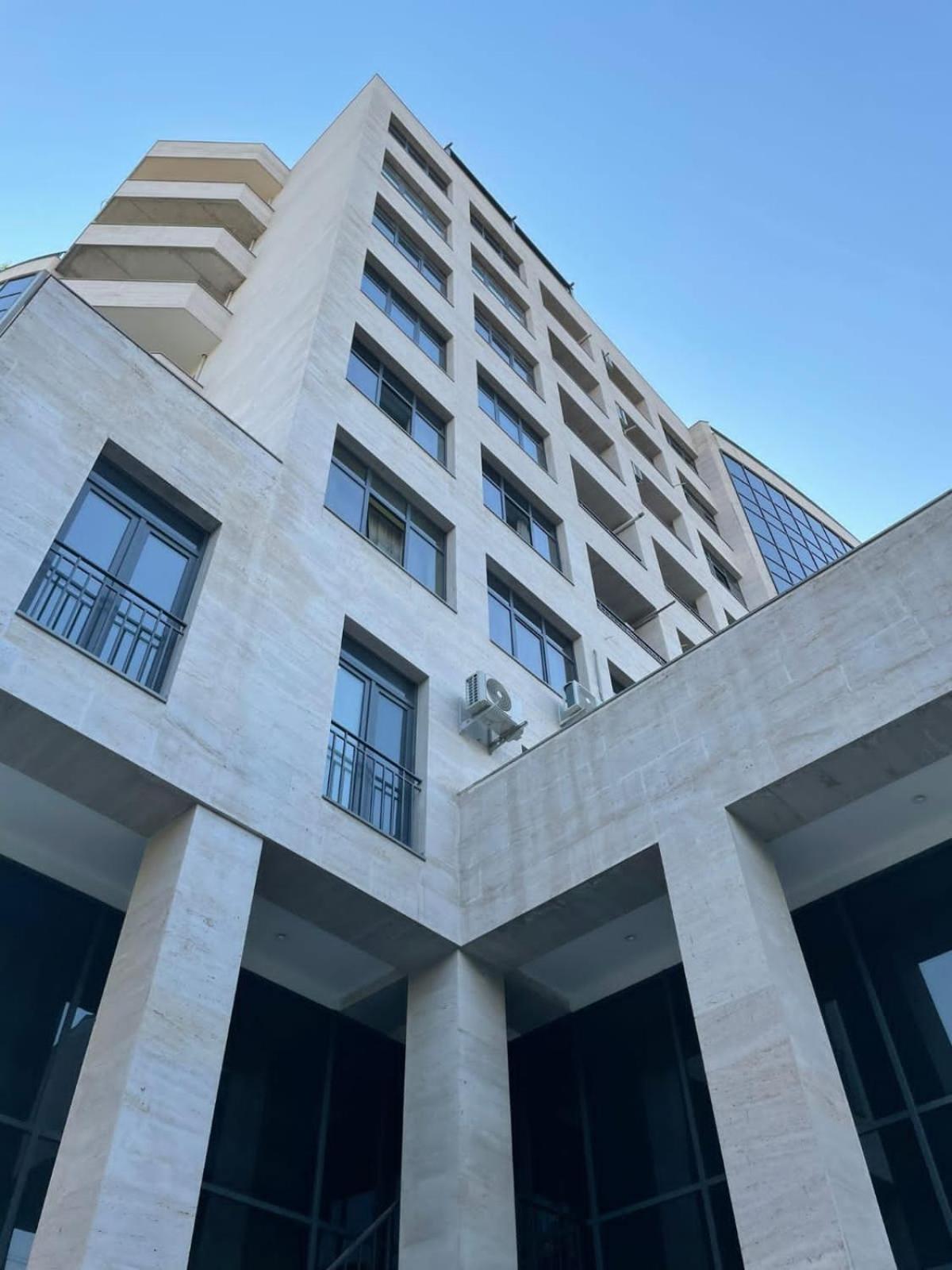 DELUXE Modernly Renovated 2 Bedroom + 2 Bathroom Apt by REPUBLIC SQUARE