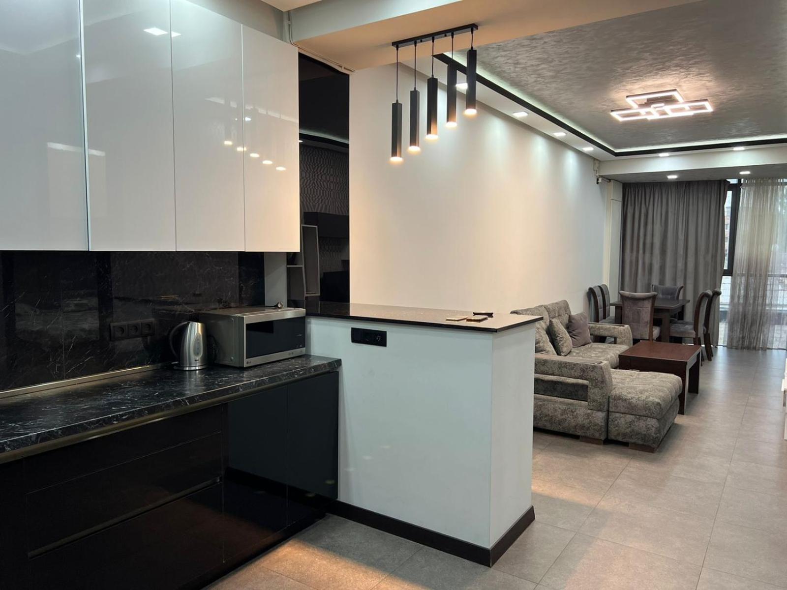 DELUXE Modernly Renovated 2 Bedroom + 2 Bathroom Apt by REPUBLIC SQUARE