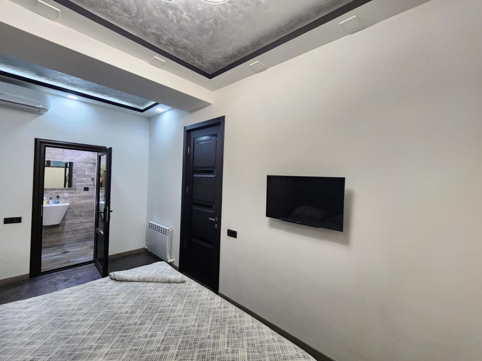 DELUXE Modernly Renovated 2 Bedroom + 2 Bathroom Apt by REPUBLIC SQUARE
