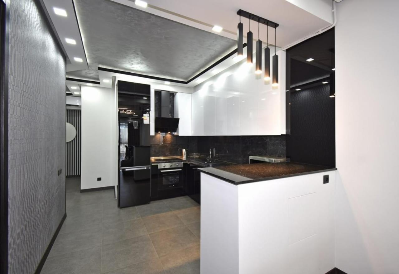 DELUXE Modernly Renovated 2 Bedroom + 2 Bathroom Apt by REPUBLIC SQUARE