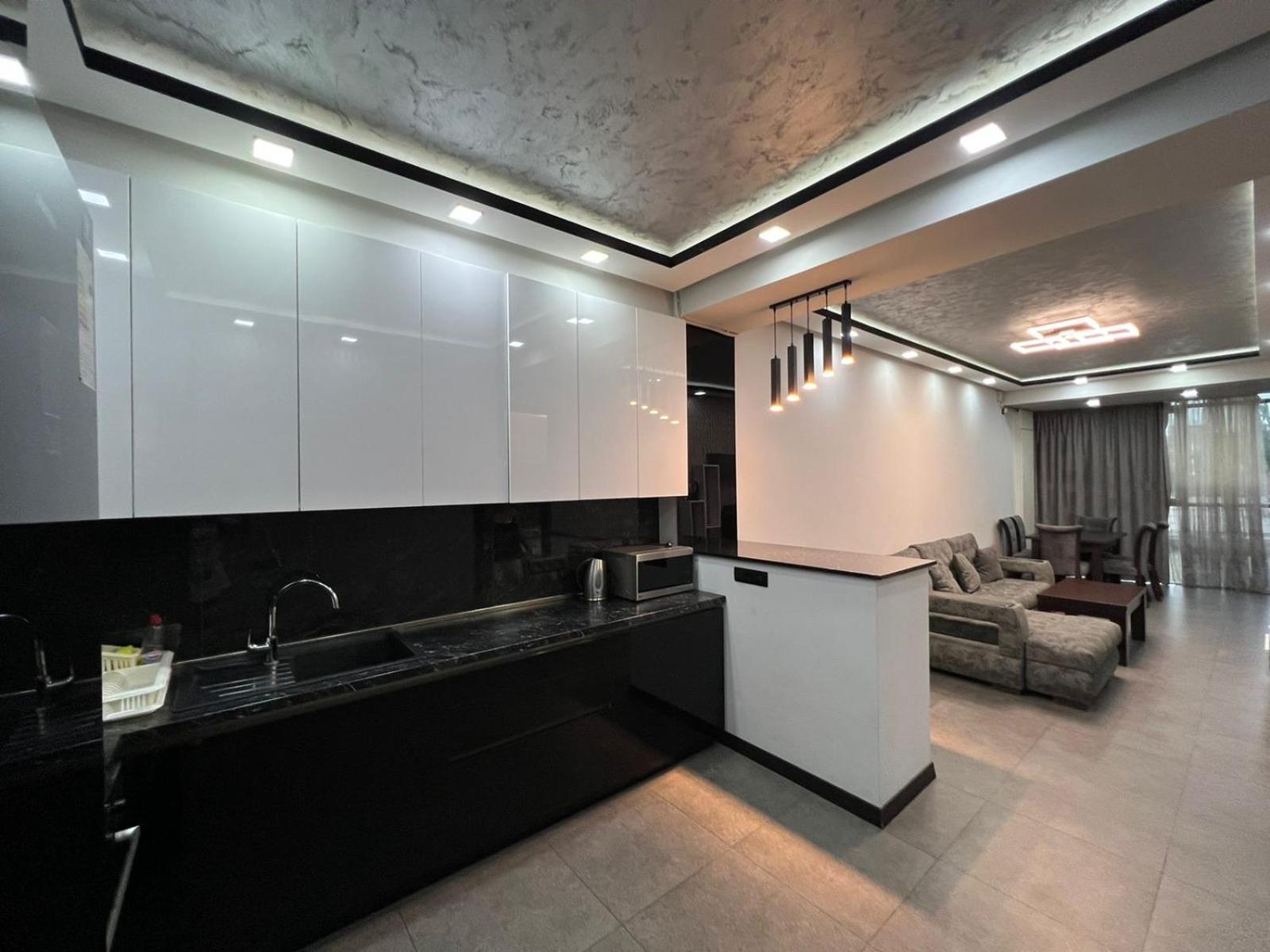 DELUXE Modernly Renovated 2 Bedroom + 2 Bathroom Apt by REPUBLIC SQUARE