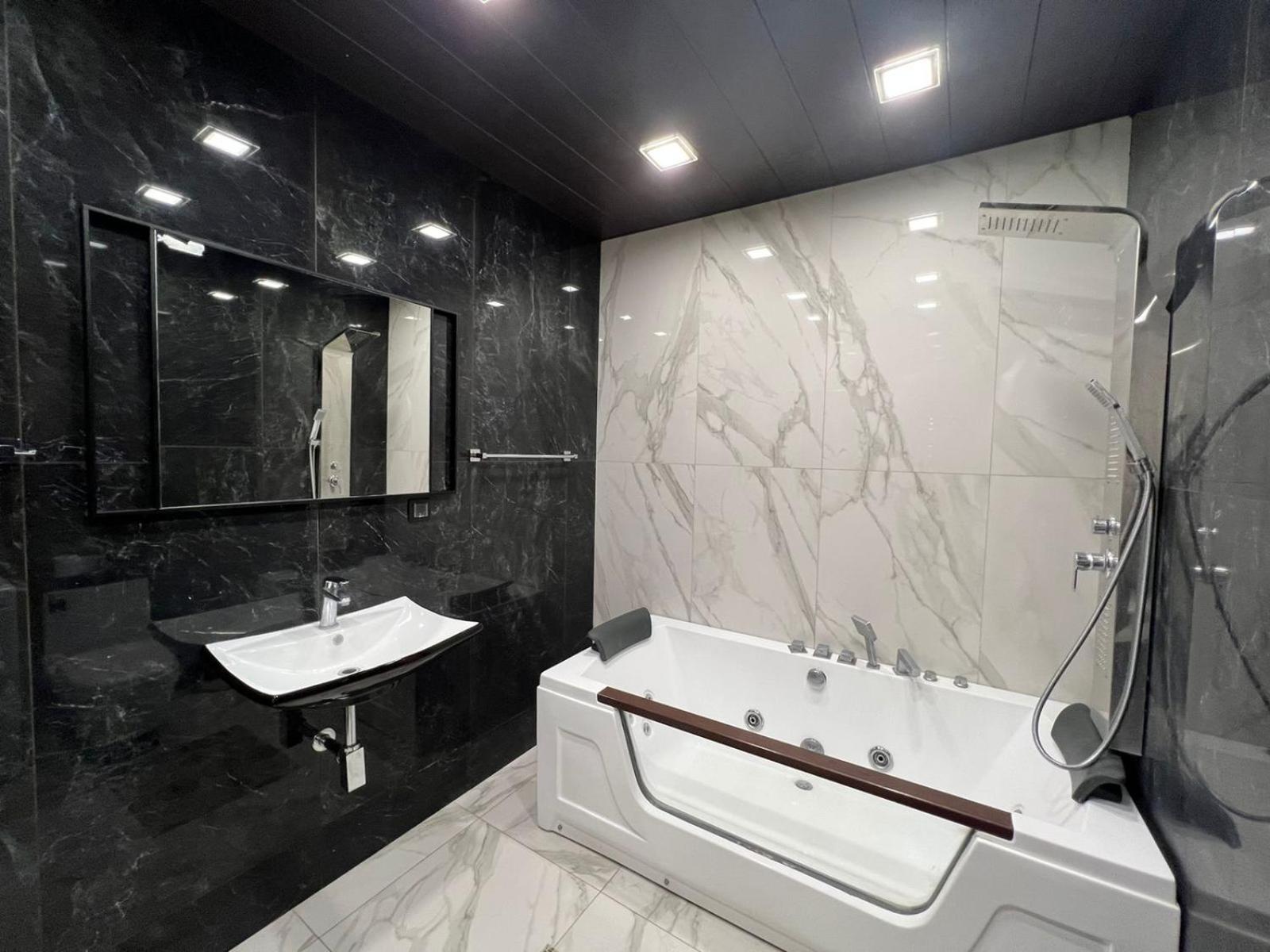 DELUXE Modernly Renovated 2 Bedroom + 2 Bathroom Apt by REPUBLIC SQUARE