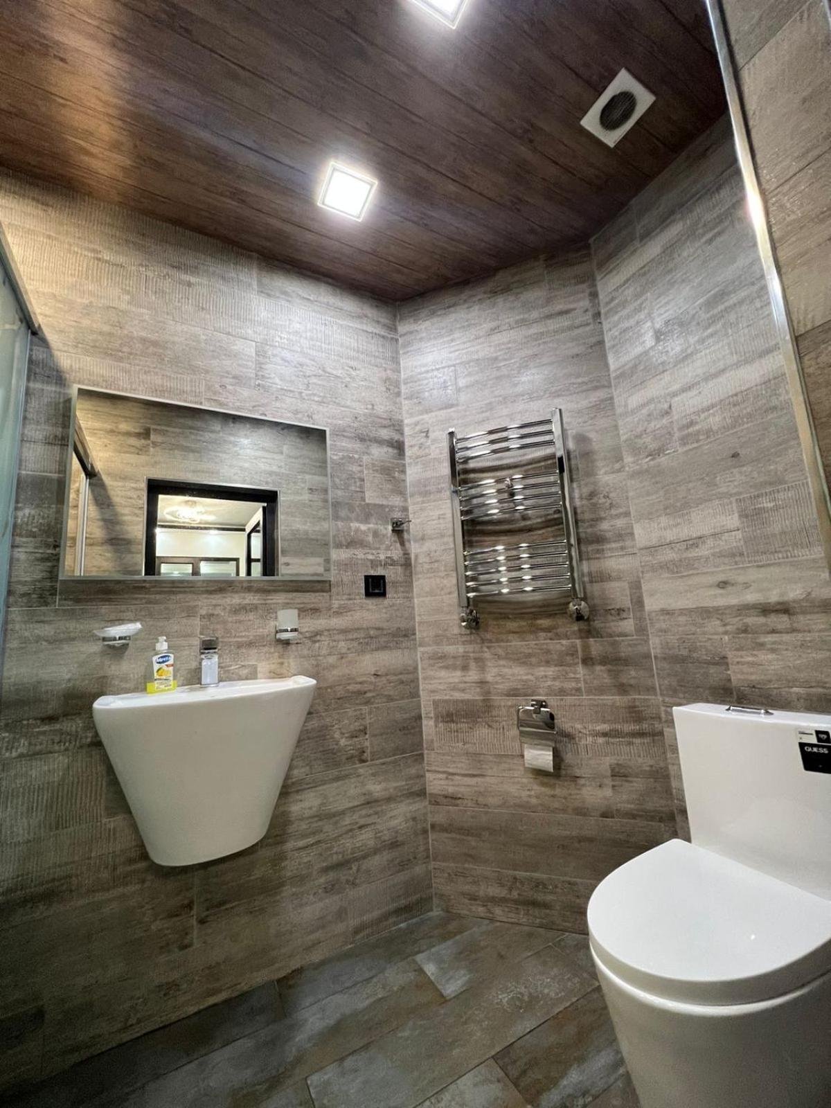DELUXE Modernly Renovated 2 Bedroom + 2 Bathroom Apt by REPUBLIC SQUARE