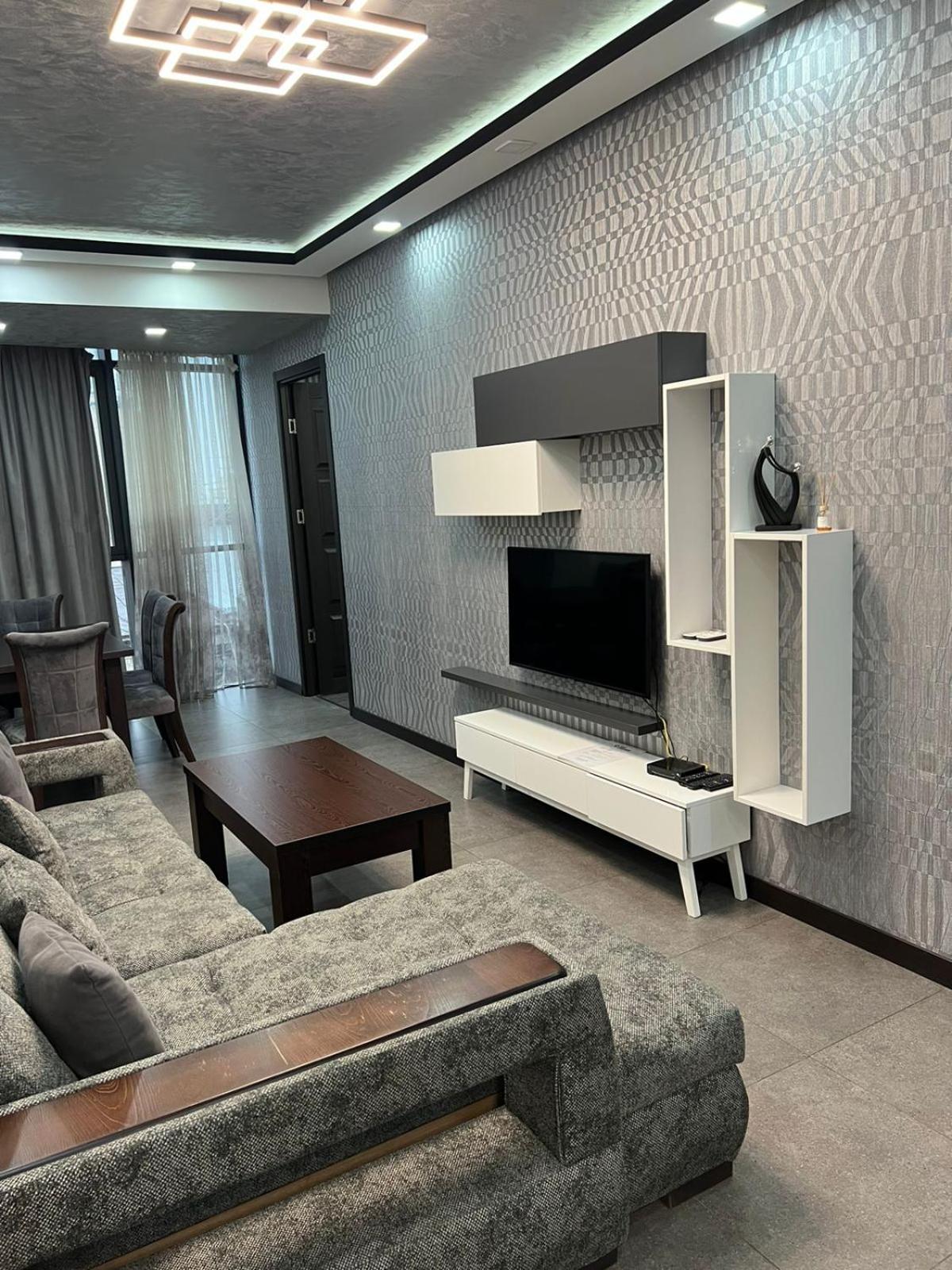 DELUXE Modernly Renovated 2 Bedroom + 2 Bathroom Apt by REPUBLIC SQUARE