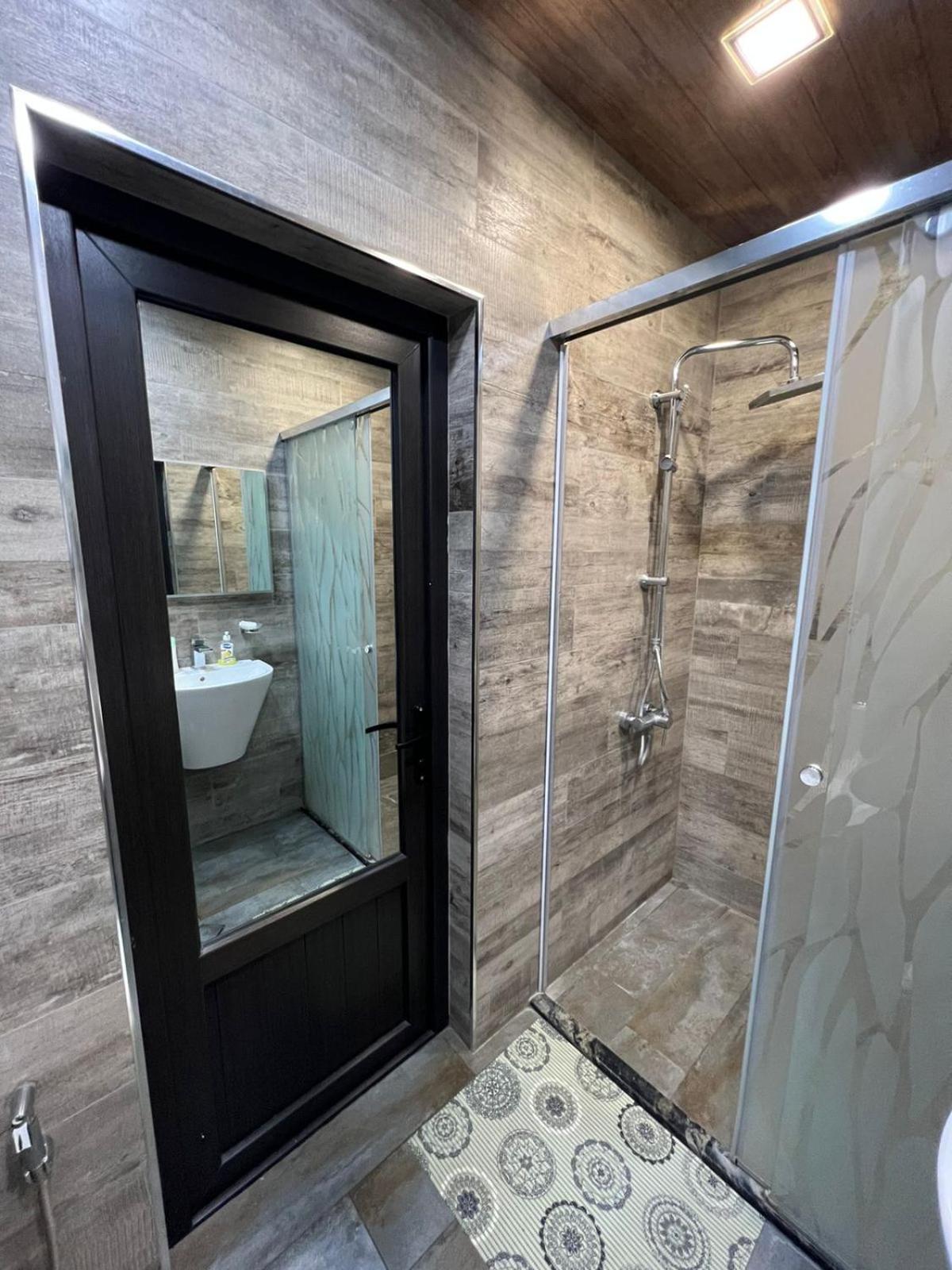 DELUXE Modernly Renovated 2 Bedroom + 2 Bathroom Apt by REPUBLIC SQUARE