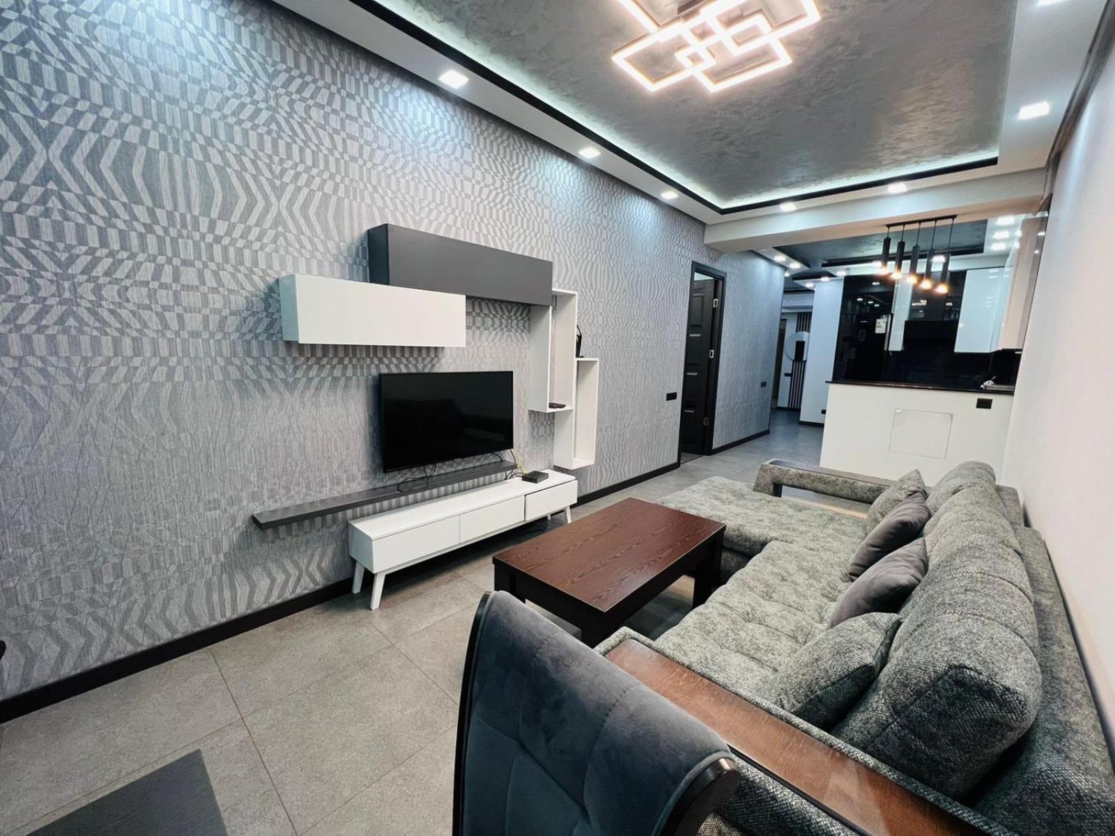 DELUXE Modernly Renovated 2 Bedroom + 2 Bathroom Apt by REPUBLIC SQUARE