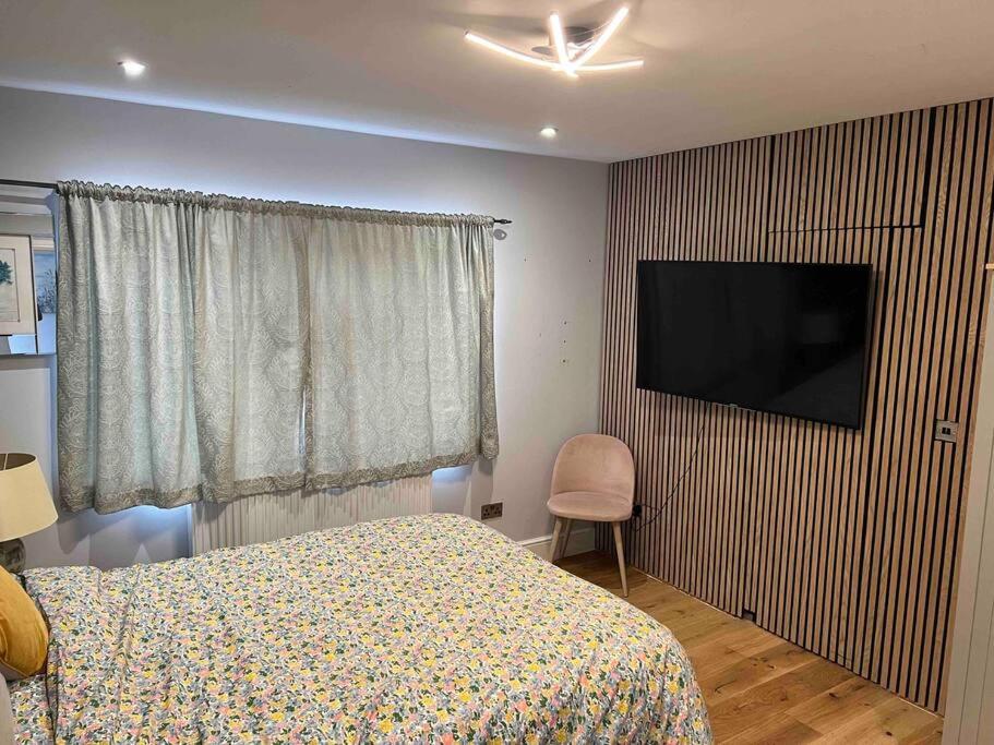 En-suite Double Room - Private Entrance & Free Parking view 2