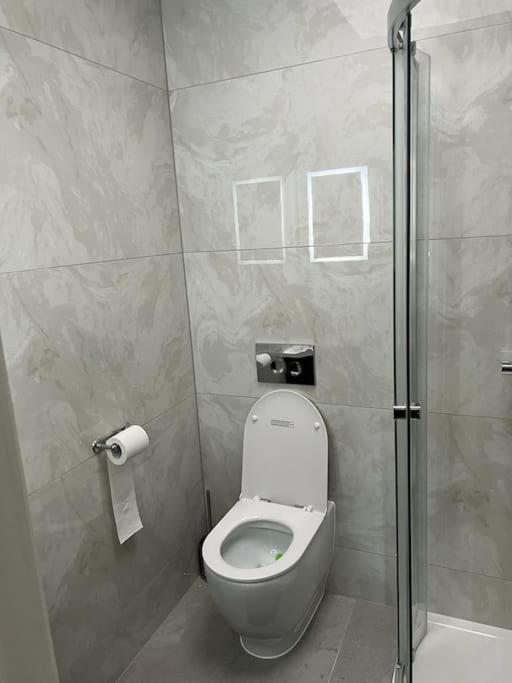 En-suite Double Room - Private Entrance & Free Parking view 4