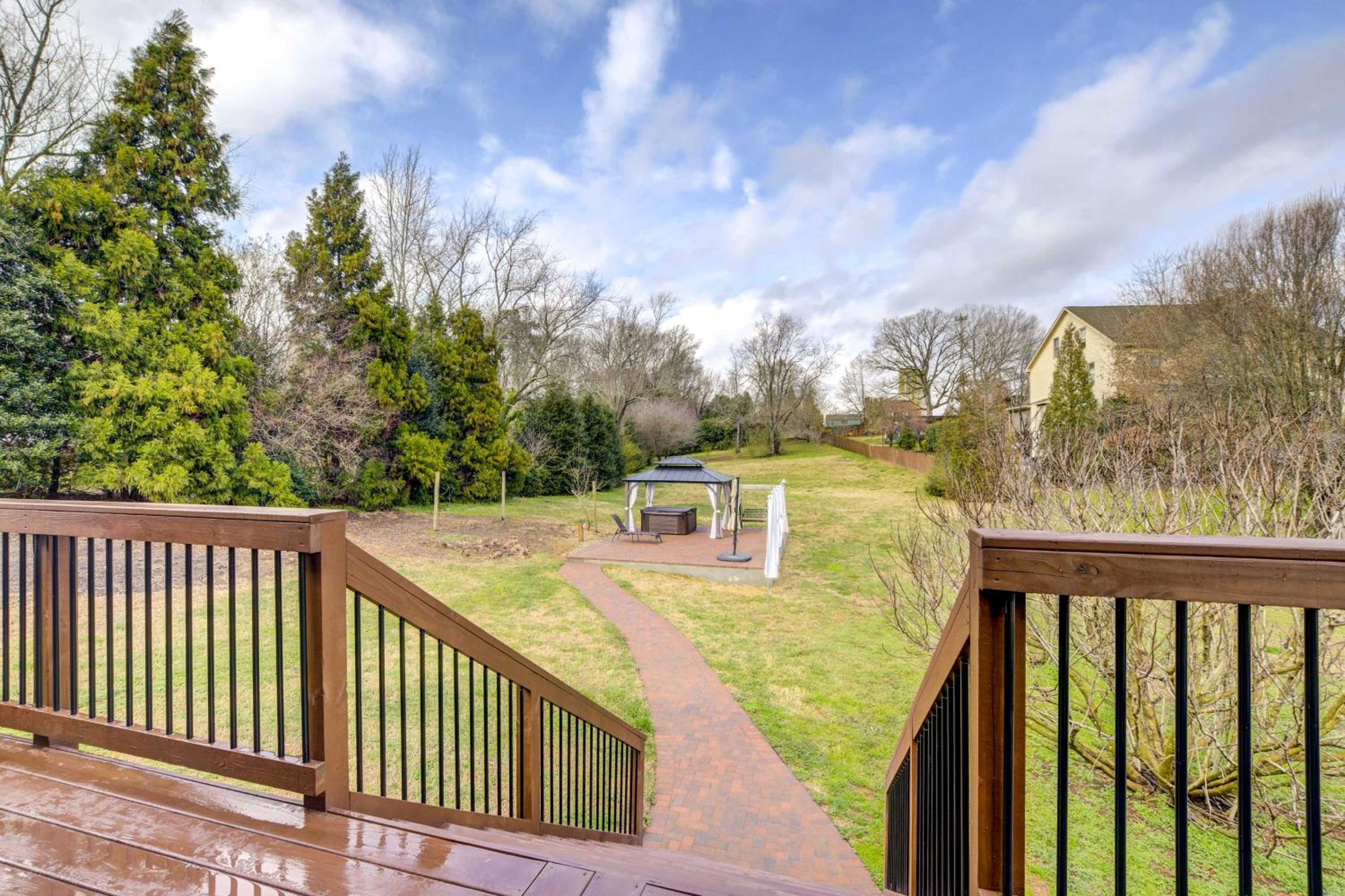 Sleep 10, Hot Tub, Massage Chair, Nintendo, Ping-pong Table and 1 Acre Backyard! view 5