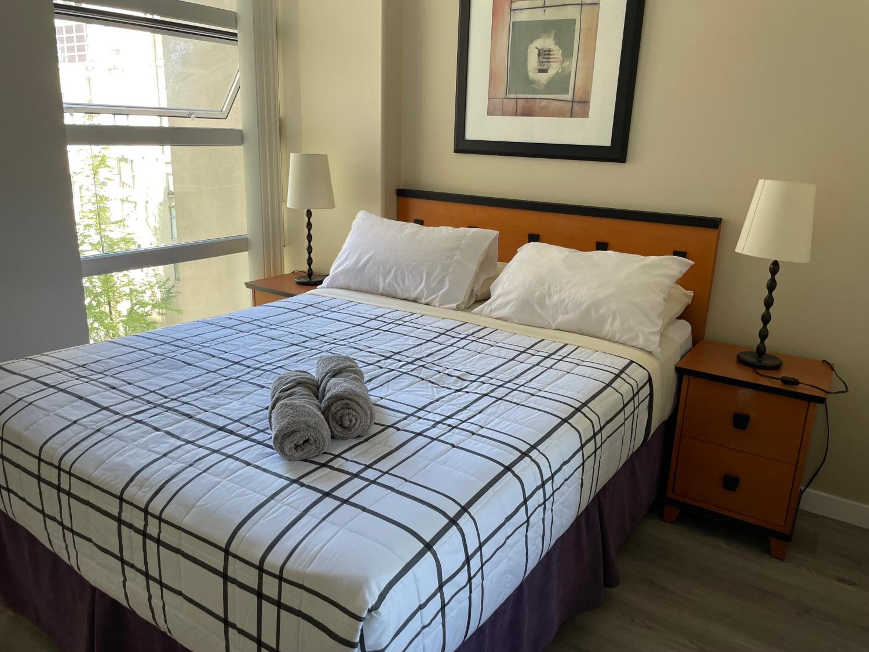 1BD+Den condo, with free parking in Downtown!