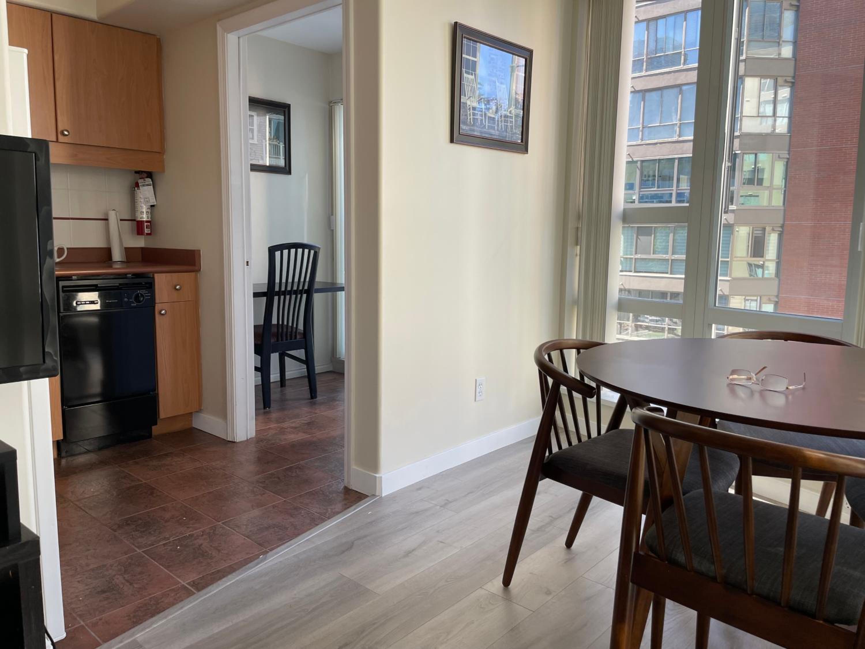 1BD+Den condo, with free parking in Downtown!