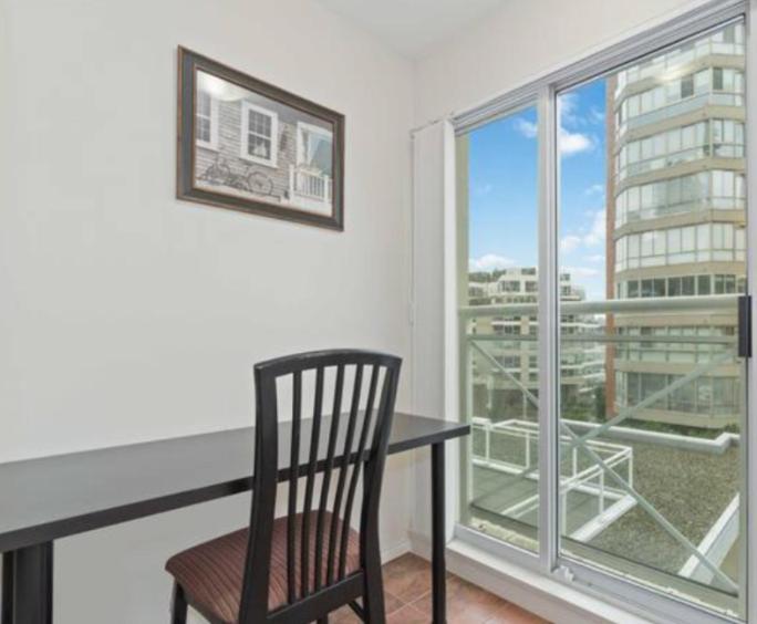1BD+Den condo, with free parking in Downtown!
