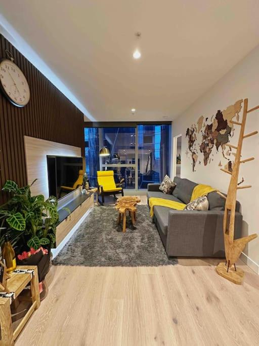 2Brooms Max for5 at Heart of CBD 1Free Parking