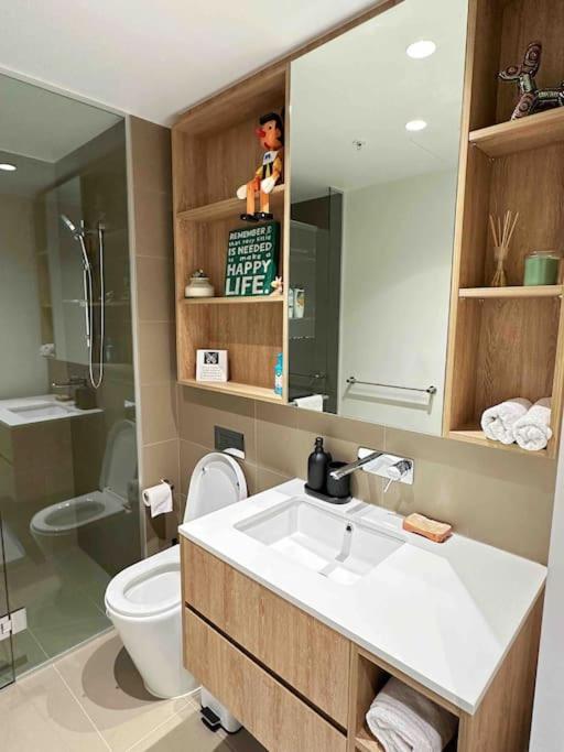 2Brooms Max for5 at Heart of CBD 1Free Parking