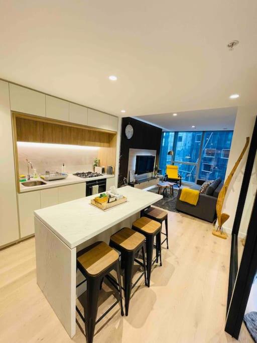 2Brooms Max for5 at Heart of CBD 1Free Parking