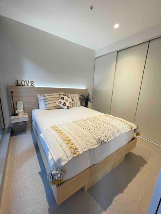 2Brooms Max for5 at Heart of CBD 1Free Parking