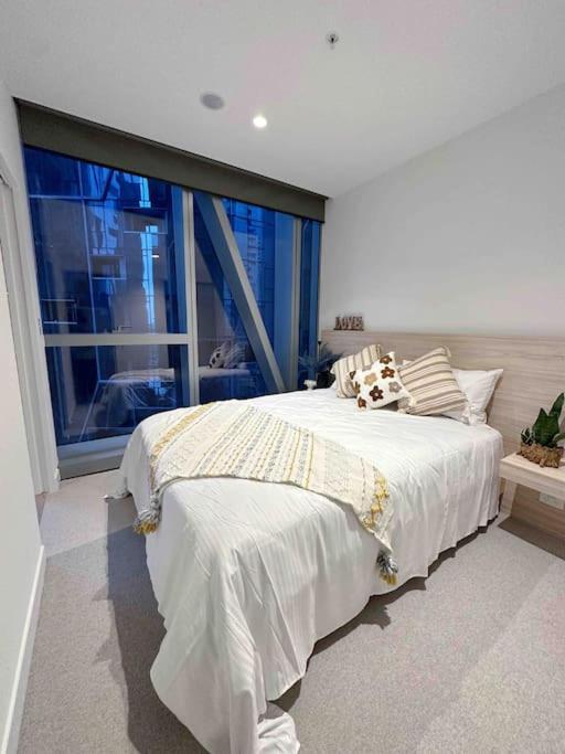 2Brooms Max for5 at Heart of CBD 1Free Parking