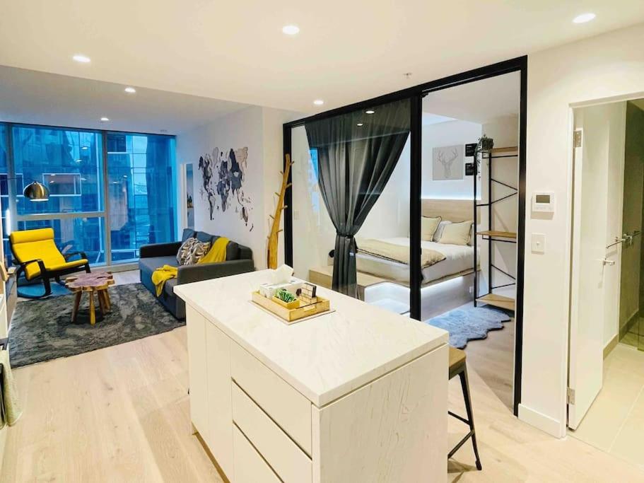2Brooms Max for5 at Heart of CBD 1Free Parking