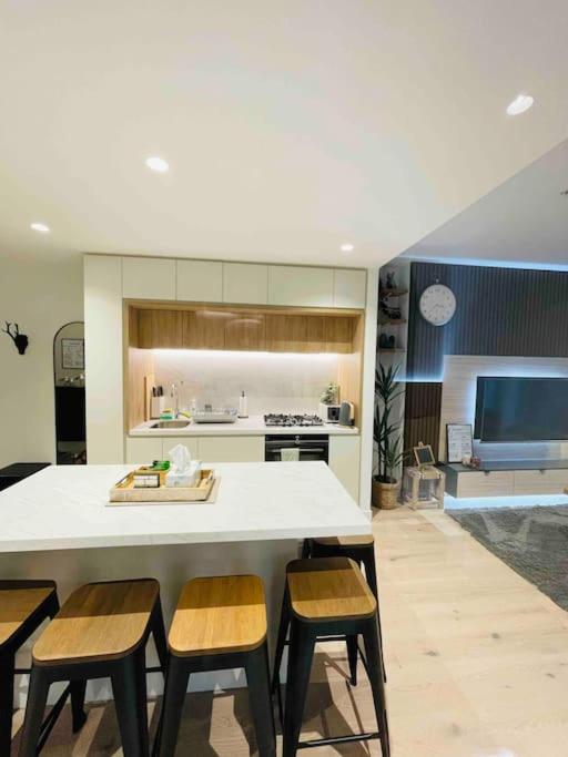 2Brooms Max for5 at Heart of CBD 1Free Parking