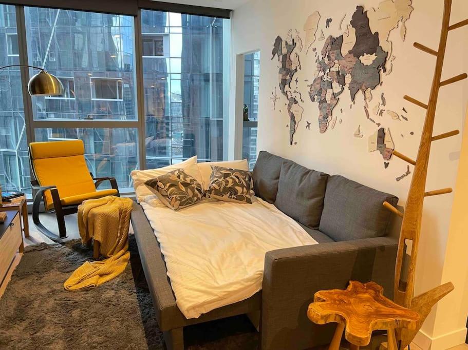 2Brooms Max for5 at Heart of CBD 1Free Parking