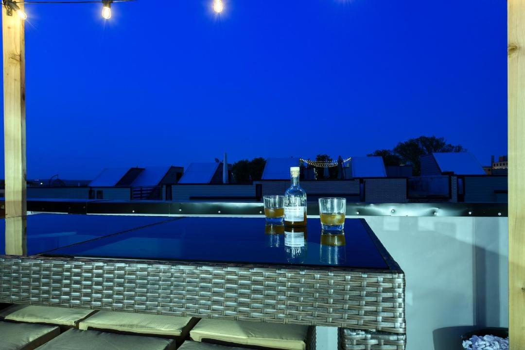 Modern Townhome Near Downtown walk to CWS! view 5
