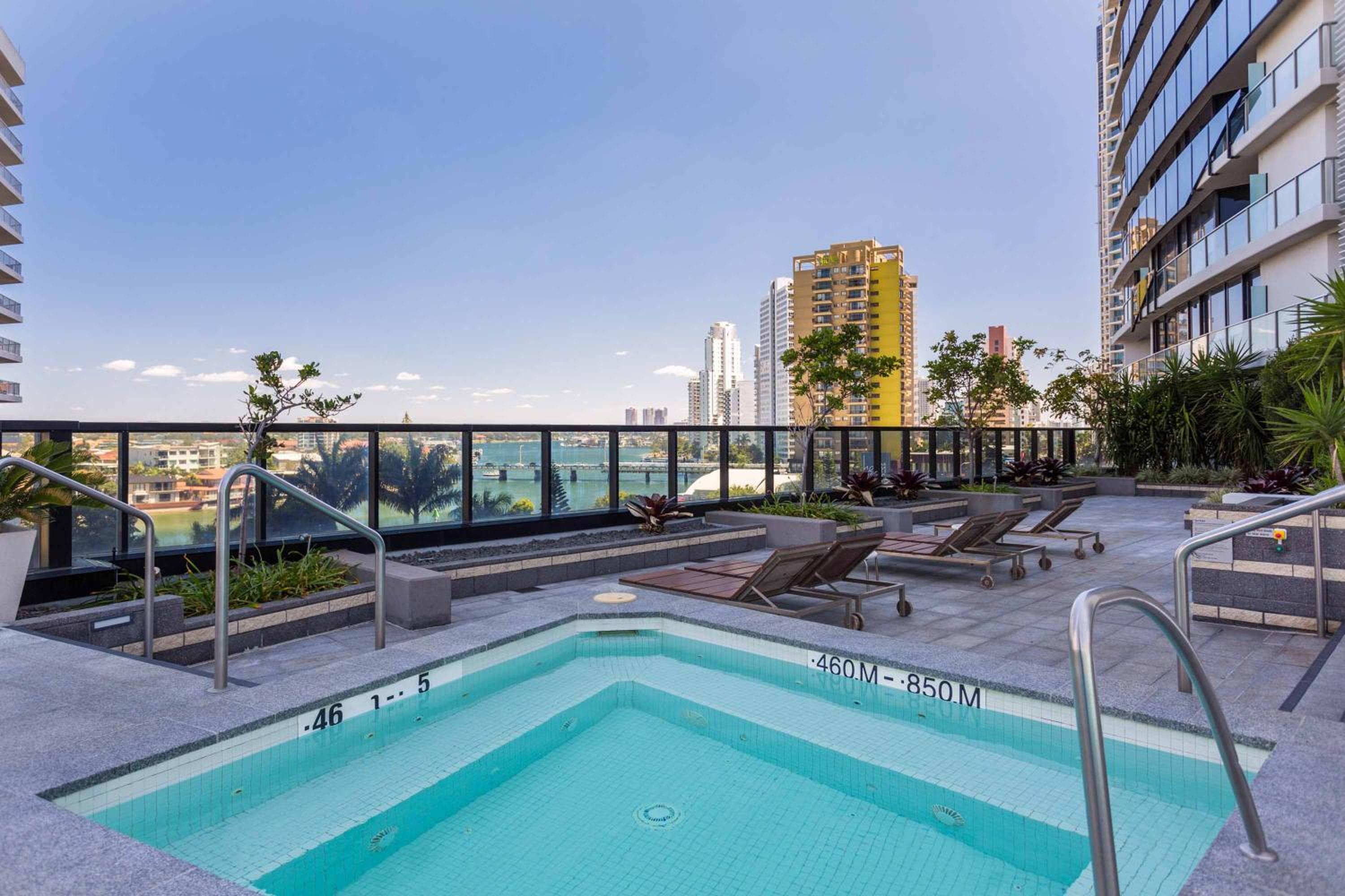 Holiday Holiday Circle On Cavill Apartments
