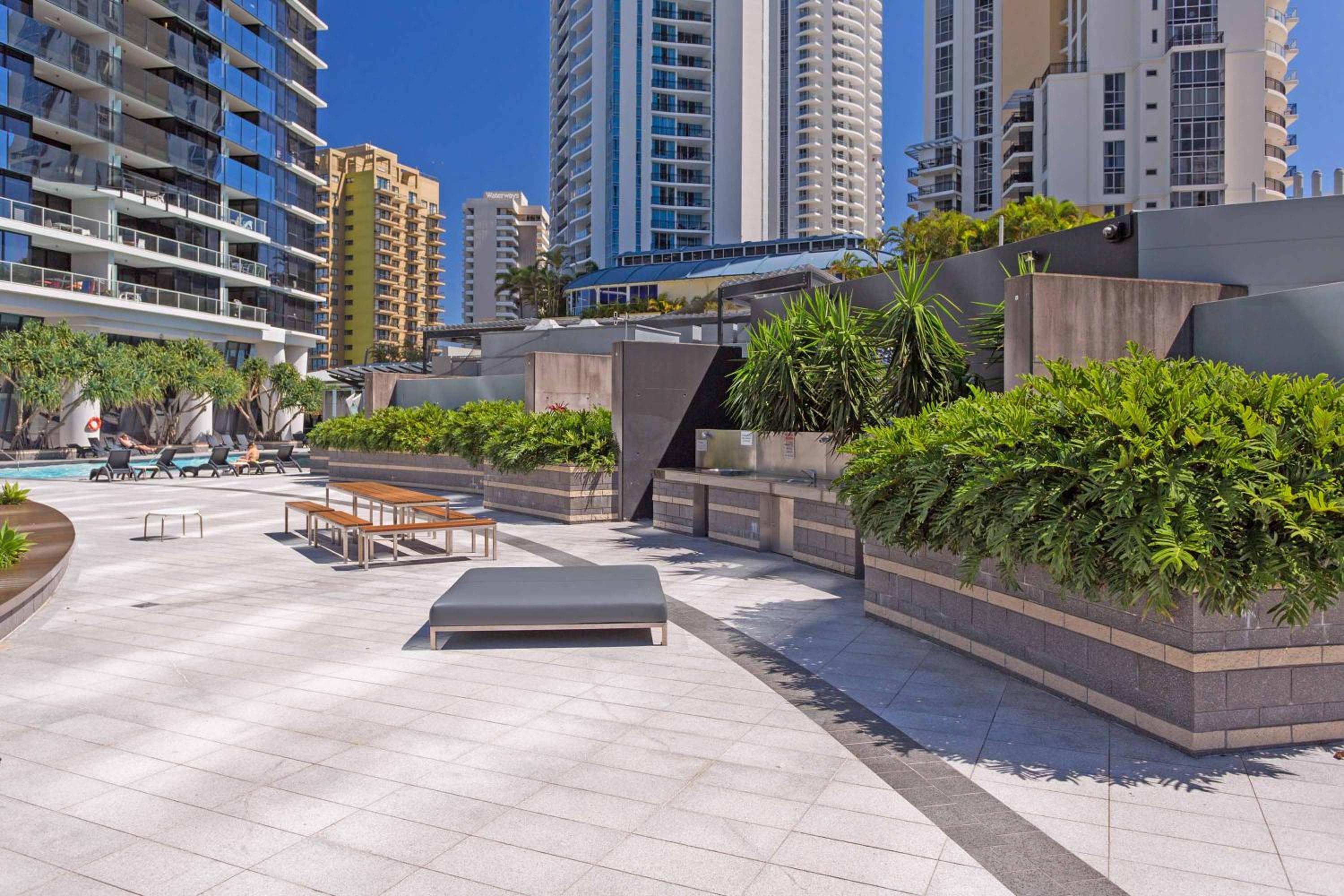 Holiday Holiday Circle On Cavill Apartments