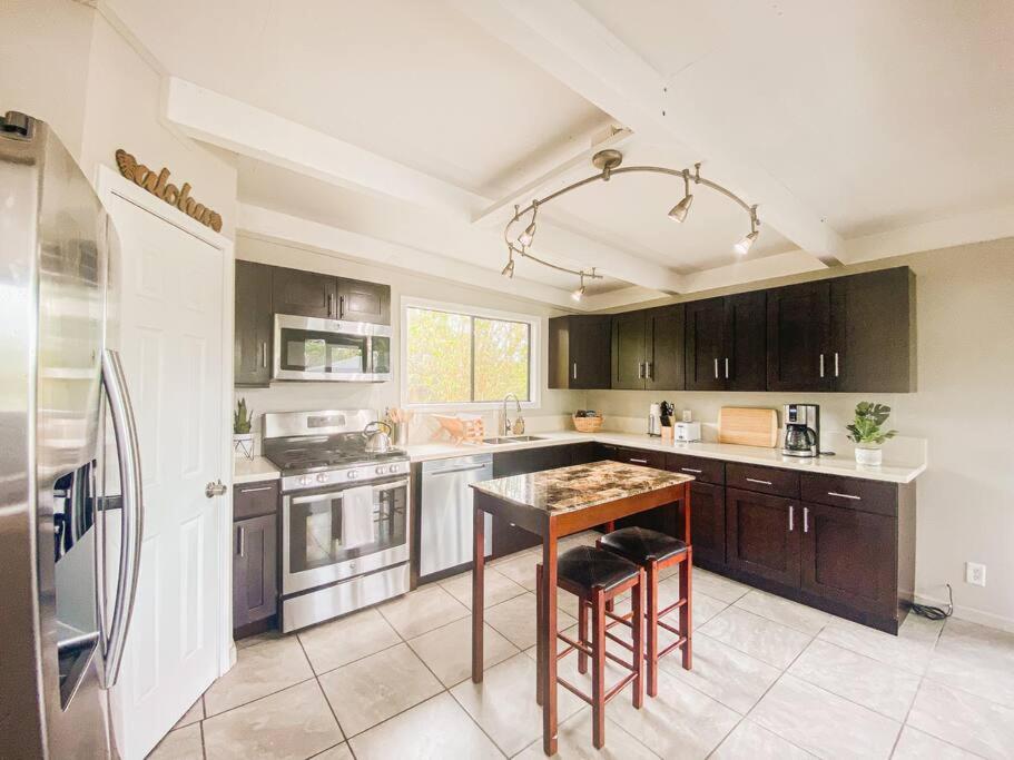 Monstera Bungalow, Spacious, King Bed, Big Kitchen view 3