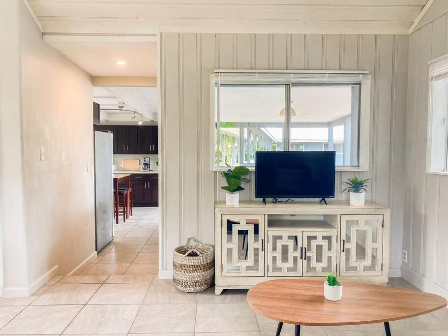 Monstera Bungalow, Spacious, King Bed, Big Kitchen view 4