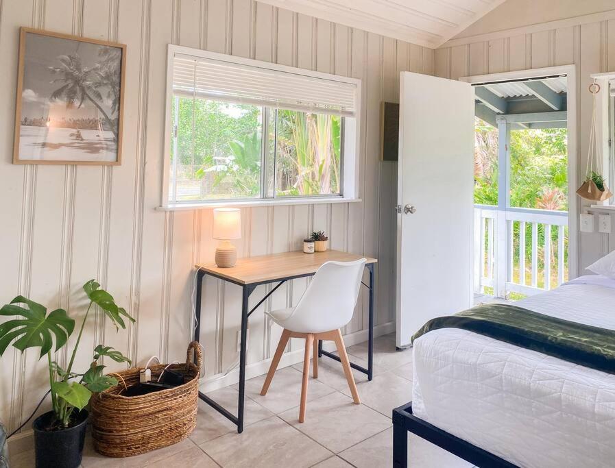 Monstera Bungalow, Spacious, King Bed, Big Kitchen view 5
