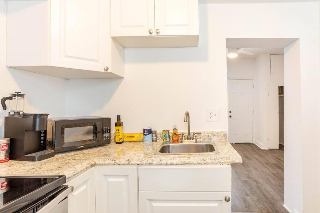 Lovely historic apt near Amelia Arena + Hyde Park view 2