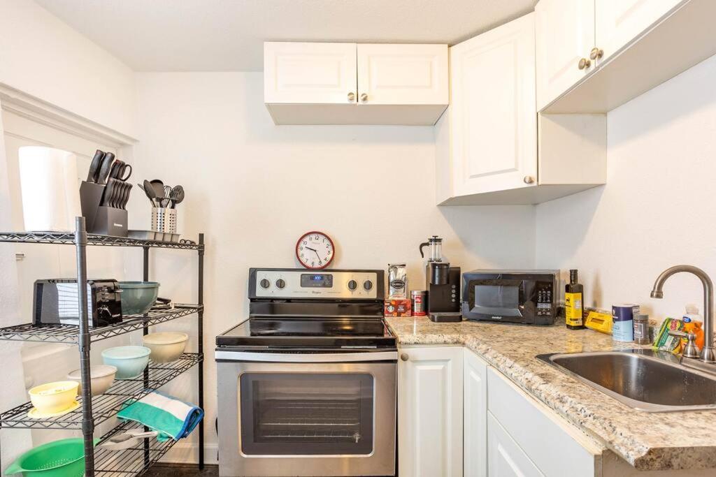 Lovely historic apt near Amelia Arena + Hyde Park view 3