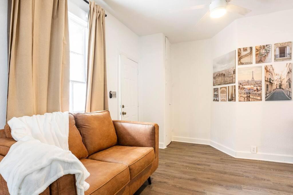 Lovely historic apt near Amelia Arena + Hyde Park view 5