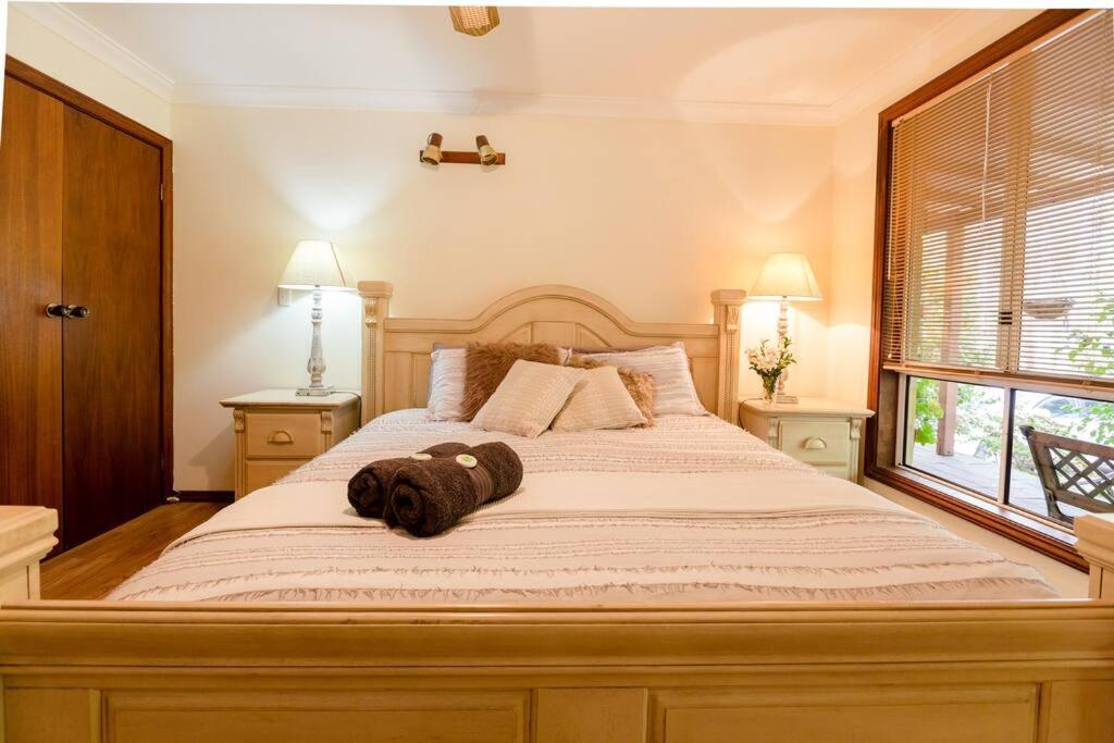 Camellia Cottage - Country Rustic Charm Close to Forest and Town